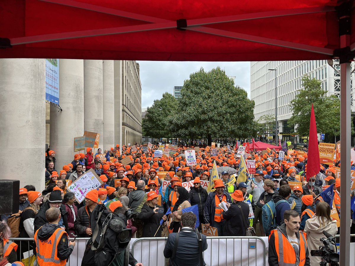 Thank you to all @BMA_JuniorDocs and @BMA_Consultants members who came to the #BMAPayRally outside the Conservative Party Conference in Manchester today

You certainly showed the government your strength of feeling 

#DoctorsStrike 
#FixConsultantPay