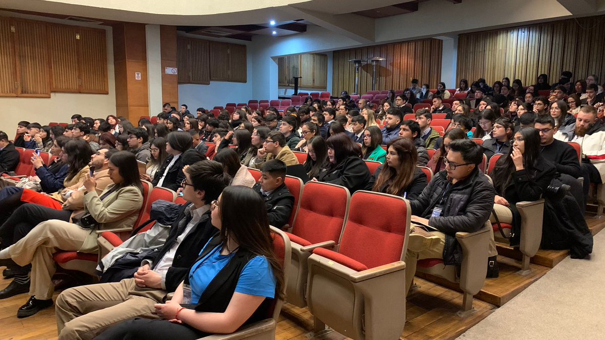 faceauach's tweet photo. Continúa el 35° Congreso de Estudiantes de Administración Pública #FENEAP con jornadas de debate y Conferencias. Esta mañana fue el turno del Decano de Facea @UAustraldeChile, Dr. Egon Montecinos @EgonElier y de la Alcaldesa  @munivaldivia, @Carla_Amtmann. https://t.co/n2SuuqEOHO