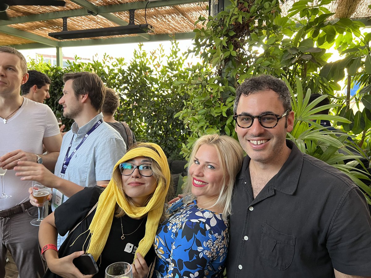 Having fun at the BUILD ecosystem dinner with <a href="/LipardiKrisztin/">Klipardi</a> from <a href="/Galaxisxyz/">Galaxis</a> and <a href="/elifhilalumucu/">Elif Hilal Kara</a> 🤪