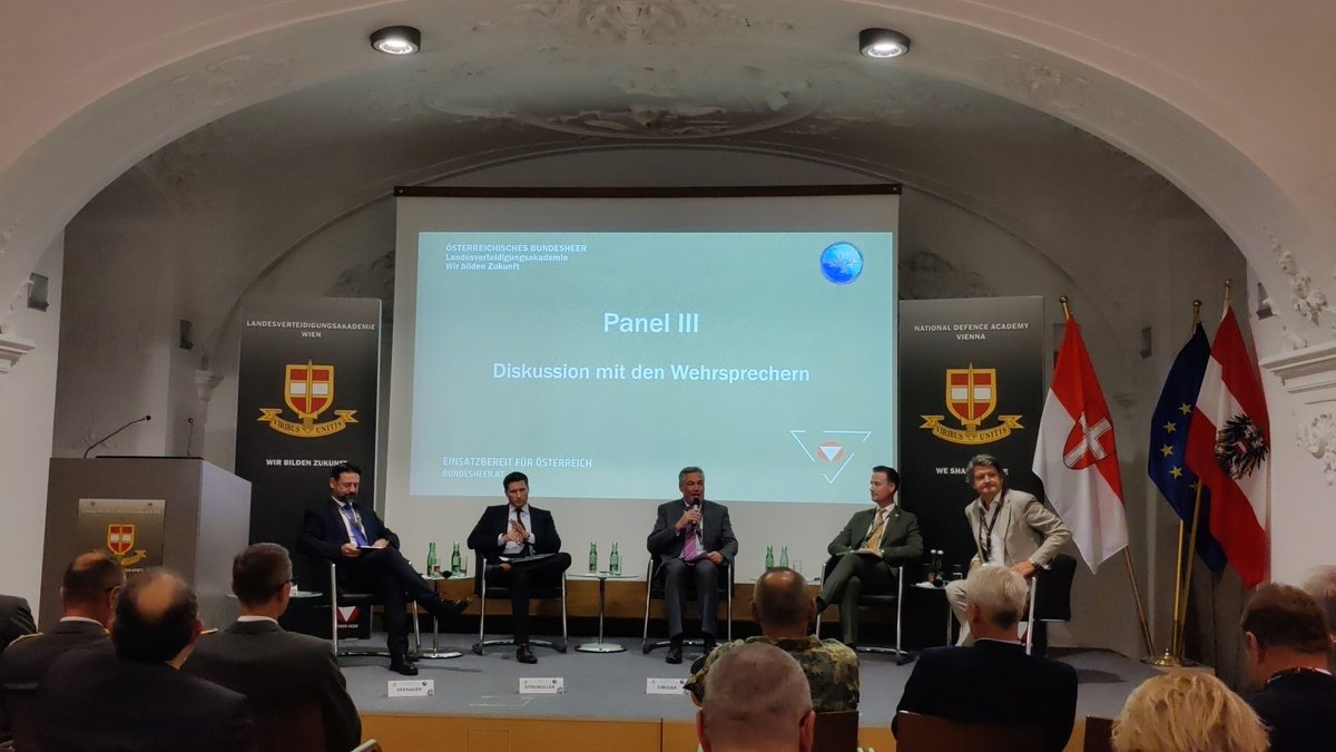 Brigadier Erich Cibulka moderiert die  Debatte der Wehrsprecher von ÖVP, Grünen, FPÖ und NEOS - SPÖ fehlt krankheitsbedingt - bei der #Strategiekonferenz 2023 an der #Landesverteidigungsakademie. #lvak #sicherheitspolitik #bundesheer