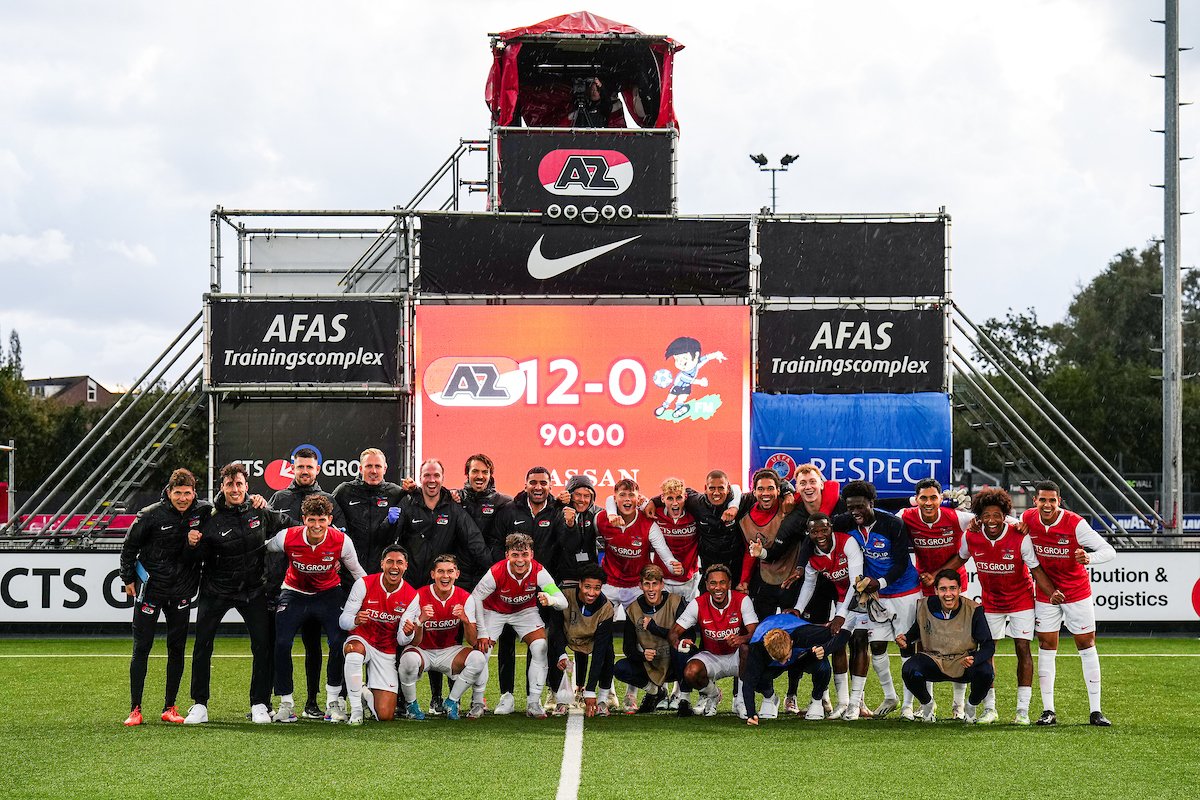 oranjefussball's tweet photo. Das ist unglaublich, unfassbar, einfach ohne Worte! Die U19 von #AZ hat im ersten #UYL-Spiel der Saison ein vernichtendes Spiel abgeliefert. Der Titelverteidiger hat gegen Klaipeda FM 🇱🇹 mit 12:0 gewonnen!!! Das ist ein neuer Ergebnisrekord in der UEFA Youth League.

#AZKLA https://t.co/D5LVGscfZ3