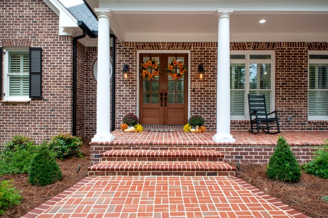 It's finally fall y'all! Have you started decorating yet? 🎃 🍁🍂 

🧱: <a href="/GeneralShale/">General Shale</a> Old Louisville Tudor

#falldecor #porch #falloween #halloween #pavers