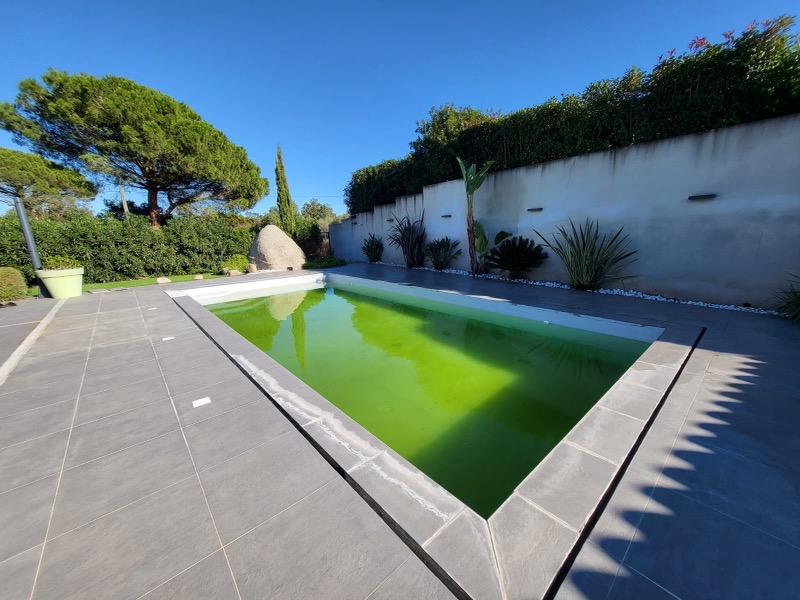 Aujourd'hui, nous vous présentons cette nouvelle réalisation avec la rénovation de cette piscine miroir.

La piscine miroir est élégante et moderne. Elle ressemble à une piscine à débordement, mais l'eau déborde discrètement sur ses 4 côtés du bassin 
#renovation #poolstaging