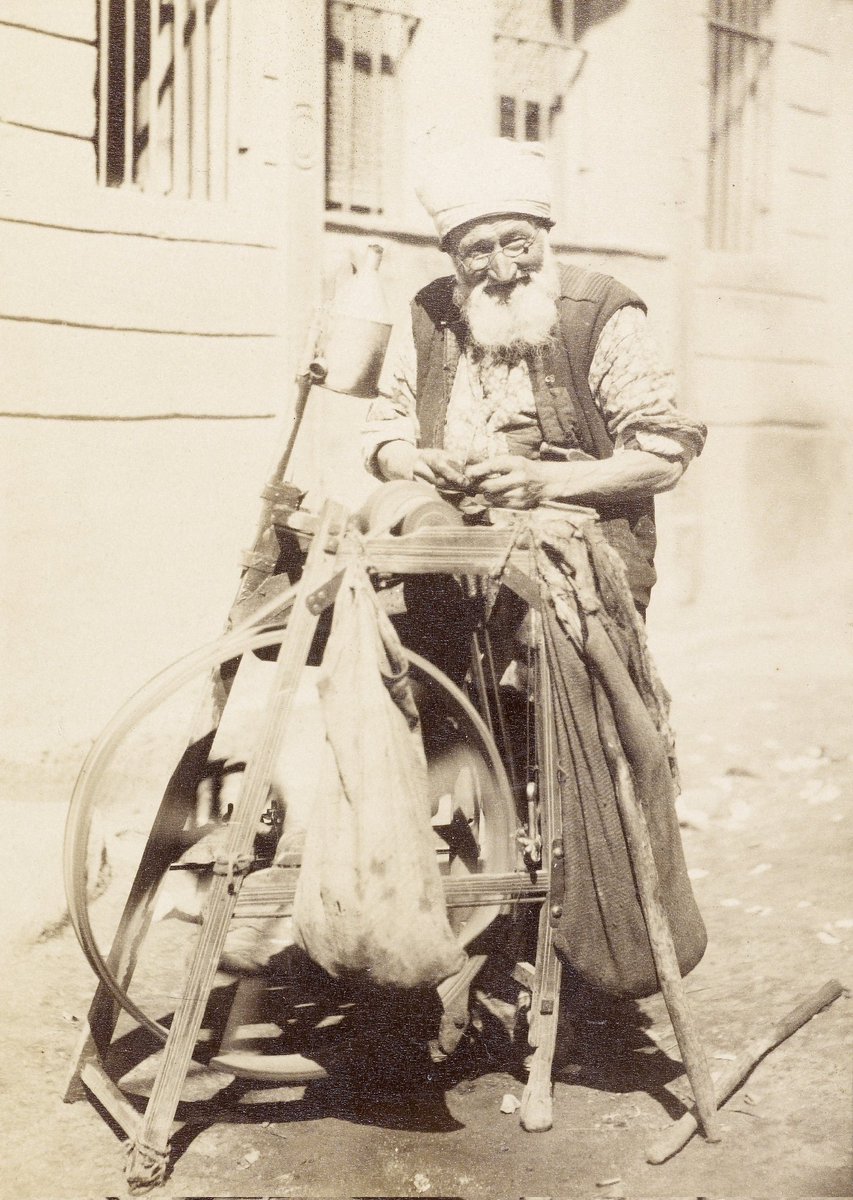kalbursamantr's tweet photo. 1800'lü yılların sonunda İstanbul'da çekilen ve o dönem 101 yaşında olduğu iddia edilen bu amcanın mesleği sizce neydi? https://t.co/GHyC51bMEY