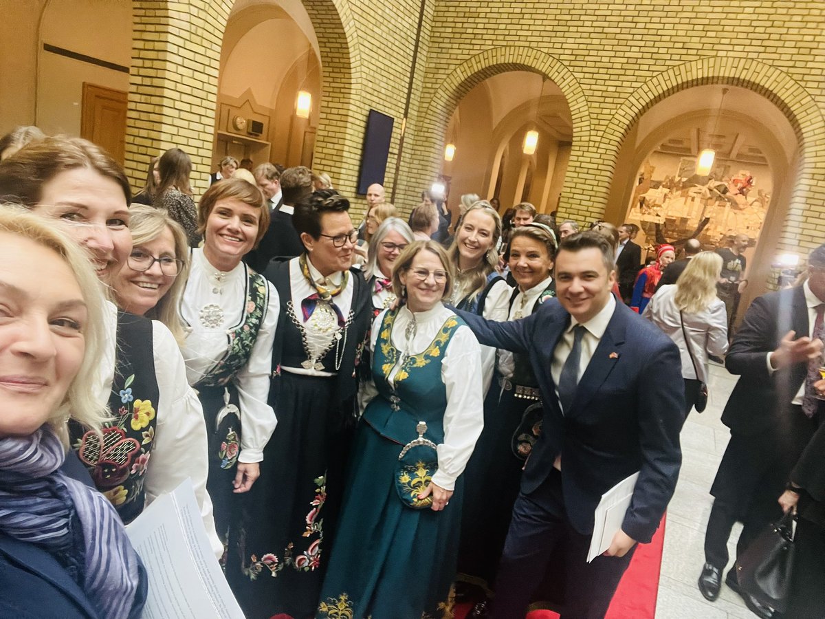 NitaLuci's tweet image. Full circle to this year&apos;s State Opening of the 168th #Storting. King and Government bow to the house of democracy while its representatives cherish traditions yet look to the future. Congratulations to 🇳🇴