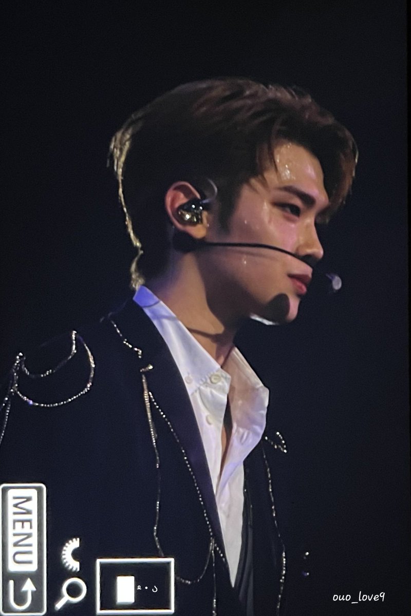 OH HIS SIDE PROFILE IS INSANE