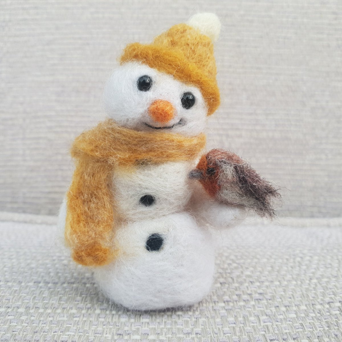 Hello! I couldn’t wait to make my first snowman of the year! He’s made friends with the most sweetest little Red Robin. Would make a beautiful ornament to pop on your desk or shelf. Thank you ⛄️❤️ therockingfelter.etsy.com/uk/listing/157… #etsy #SnowMan #snow #handmade #Christmas