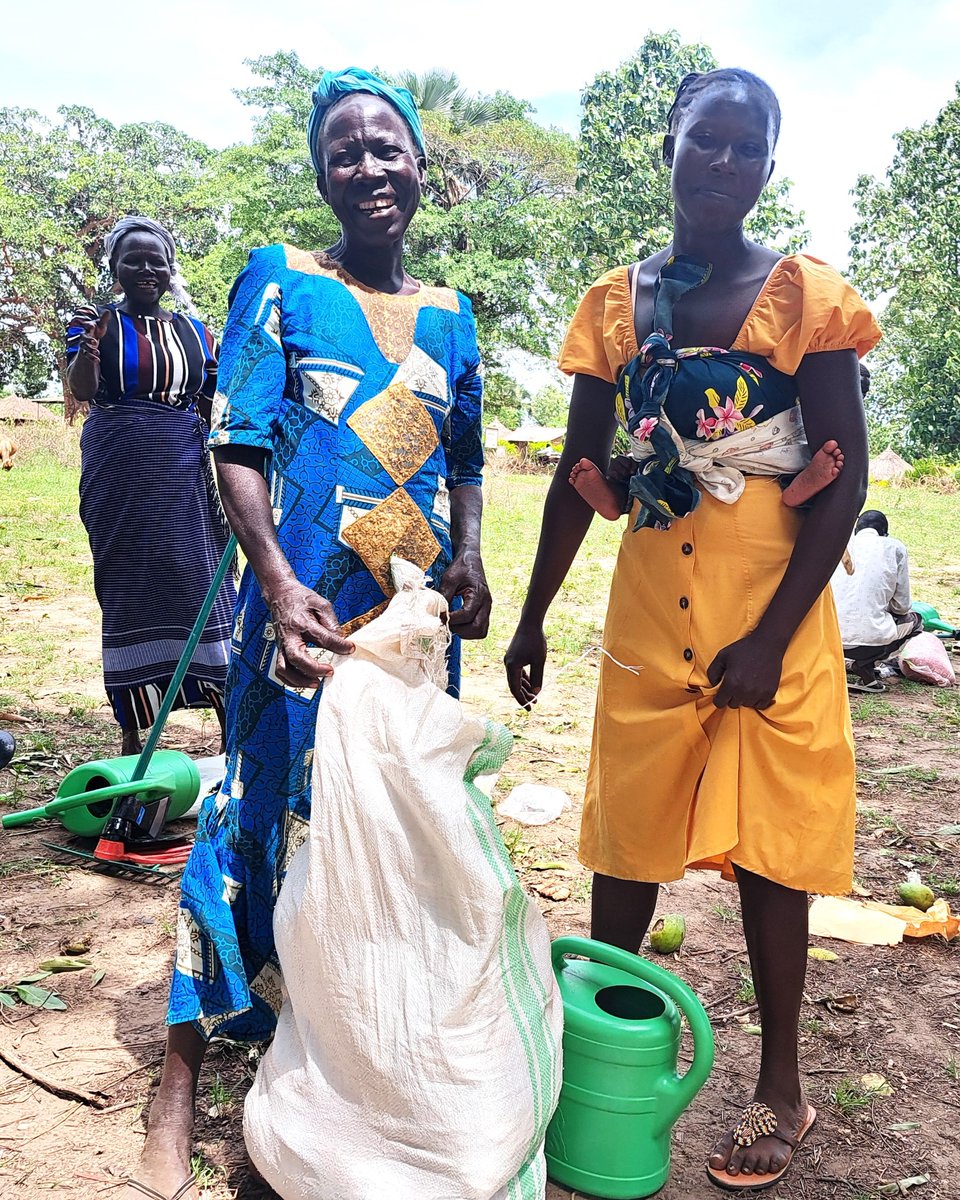 GIZ_SouthSudan's tweet photo. #FemPowerment 4️⃣
Empowering women with #resources is essential for building sustainable communities. We’ve distributed seeds & agricultural tools to support thousands of female farmers 👩🏿🌾 & their families to become #foodsecure & earn an income on top.
#Strengthening3R @GERinSSD https://t.co/qJ6lYqsjwQ