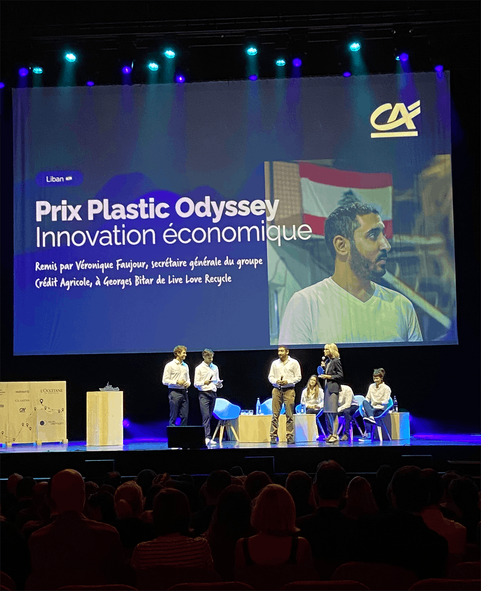 Credit_Agricole's tweet photo. @PlasticOdyssey L'occasion de récompenser les solutions les + inspirantes : @vfaujour, notre Secrétaire générale, a remis un prix à @GeorgesBitar pour #LiveLoveRecycle, qui collecte des #déchets recyclables via une app au Liban. La start-up remporte ainsi un accompagnement par @VillageCAParis 👏 https://t.co/mbIgkCM6L7