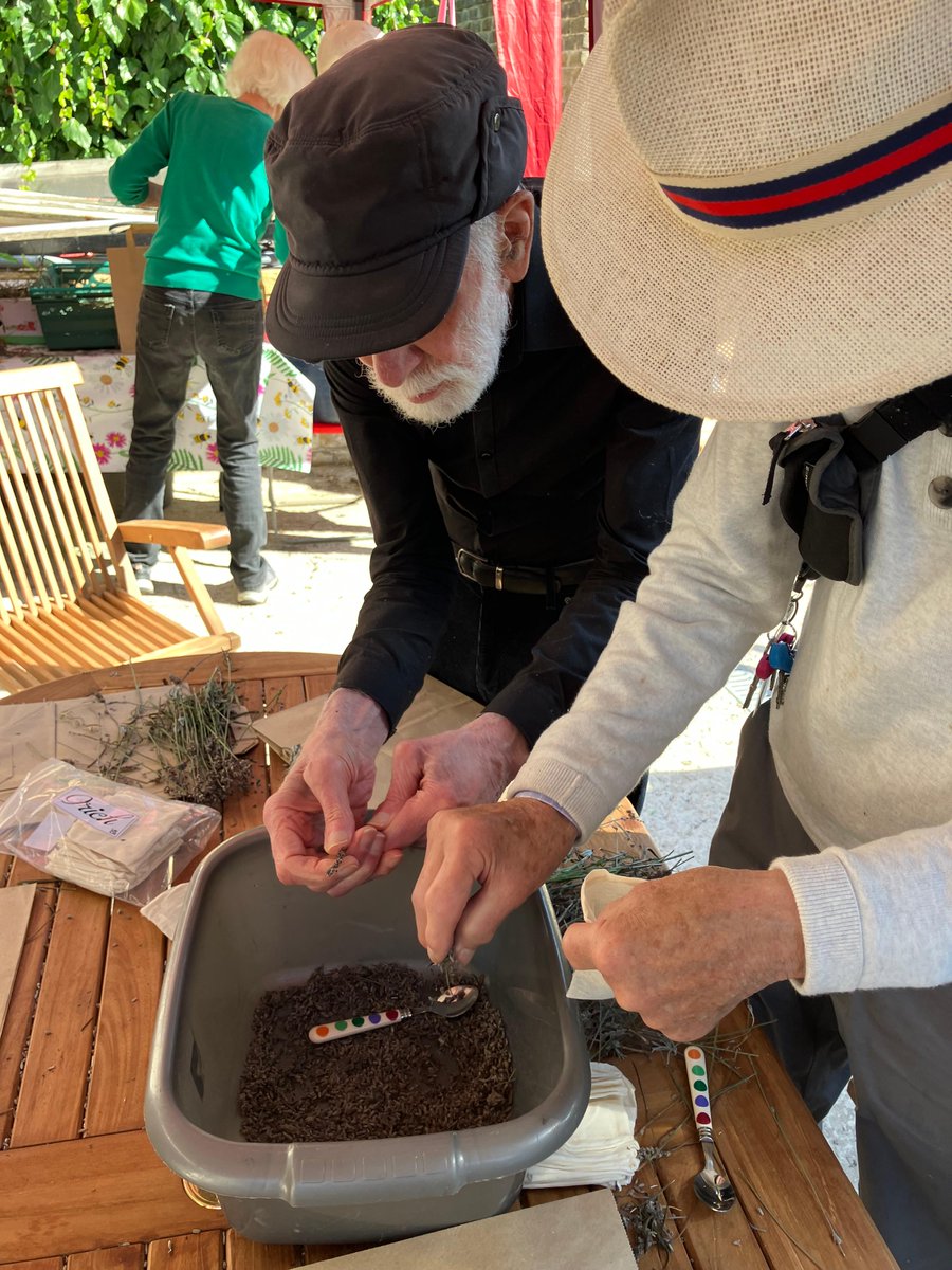 froglifers's tweet photo. It’s officially #seedgatheringseason, &amp; this can be a #mindful activity for people living with #dementia. 

Our #WildTimes group in #Streatham surrounded themselves with the calming scent of #lavender while gathering dried seeds to make lavender bags. 

@sccoopstreatham https://t.co/0gAWaj5e0X