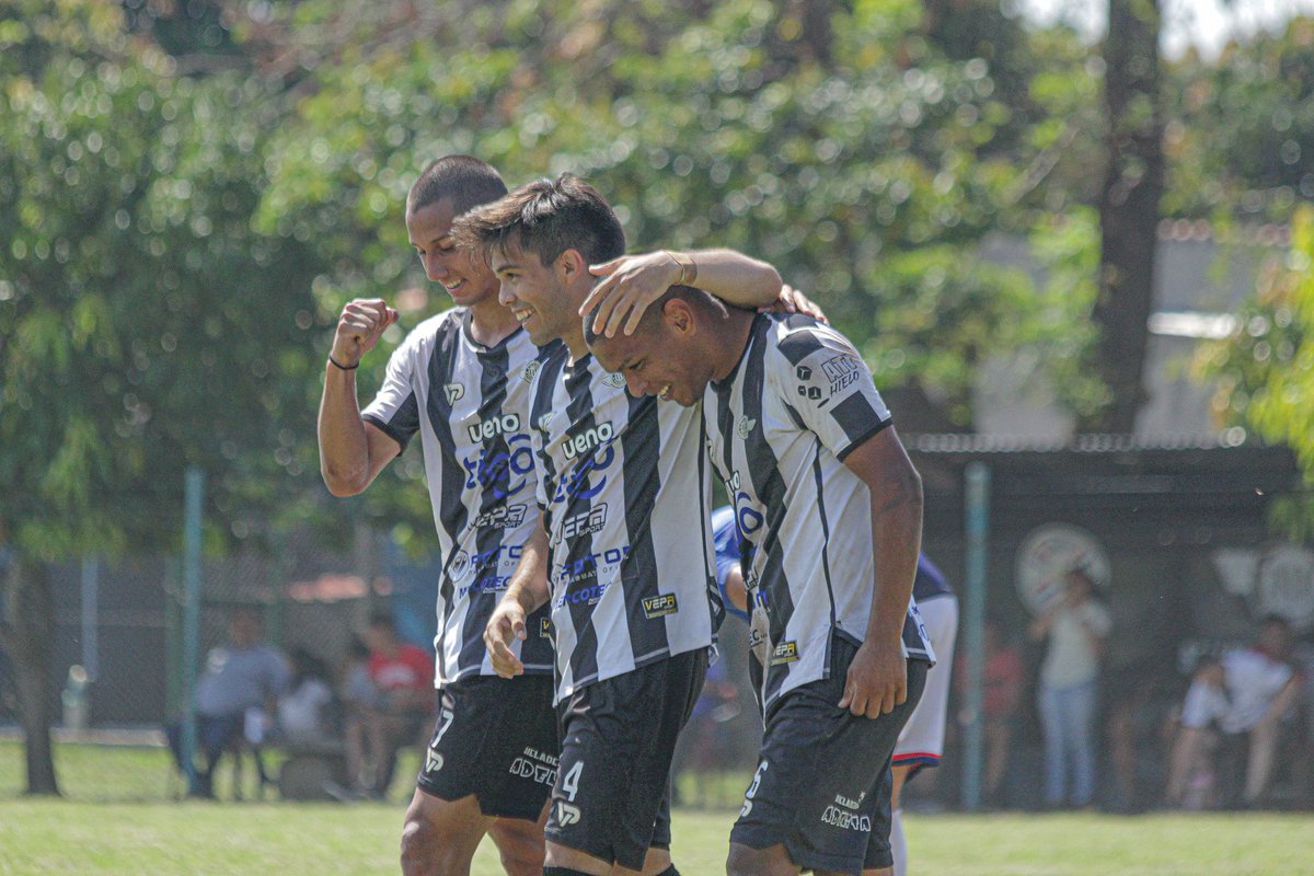 pilcomayo_fbc's tweet photo. FECHA 20
PRIMERA

¡VICTORIA ALBINEGRA!

Imágenes del encuentro ante el club 1ro de Marzo.
El encuentro culminó con el marcador 2-0.

Pilcomayo 2-0 1ro de Marzo

Goles
Giovanni Rosales
Darío Díaz

¡VAMOS PILCO!
¡SOMOS PILCO!

#somospilco #pilcomayo #clubpilcomayo #apfprimerac https://t.co/y7qnPxYSQs