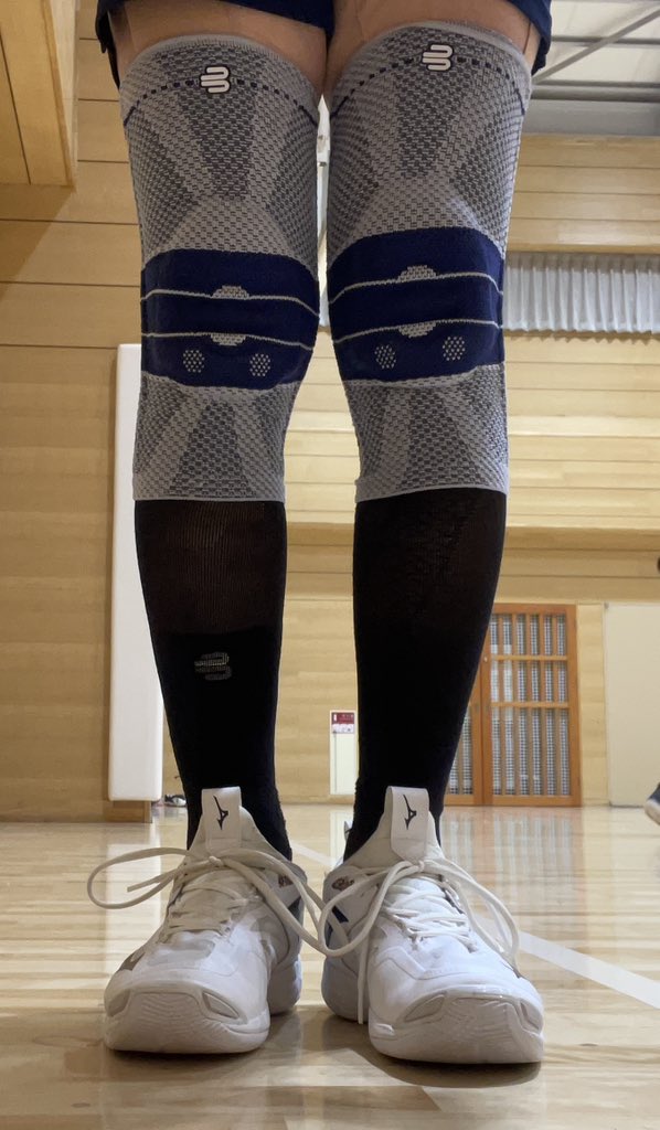 apricothappy's tweet image. 4年前の今日、左膝前十字靭帯を断裂&amp;amp;半月板損傷しました。
今も元気にバレーボールしております！
両膝には #bauerfeind  #バウアーファインド の #ゲニュトレイン　抜群の安定感

バレーボール以外でも長時間の立ち仕事や階段の昇降にも！