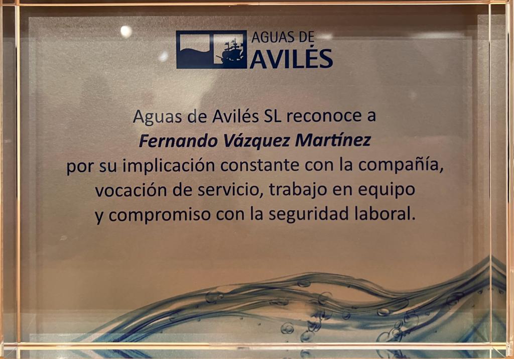 👷‍♂️ <a href="/f_vazquezm/">Fernando Vazquez</a>, capataz de <a href="/AguasdeAviles/">Aguas de Avilés</a>, ha recibido esta mañana acompañado de sus compañeros y familiares un reconocimiento "por su implicación constante en la compañía, vocación de servicio, trabajo en equipo y compromiso con la seguridad laboral"
¡Enhorabuena, Fernando! 👏👏