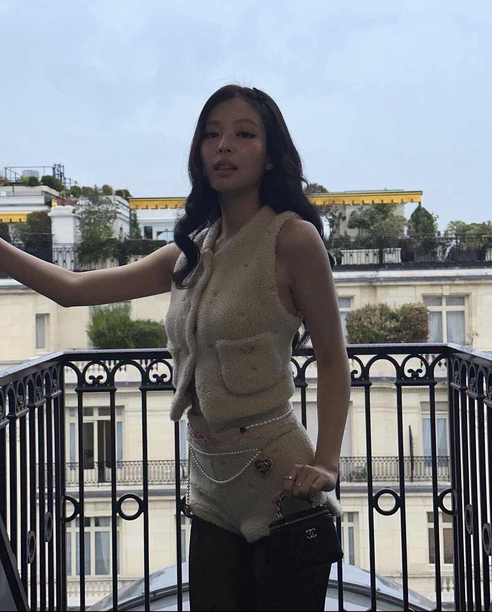PopBase's tweet photo. BLACKPINK’s Jennie looks beautiful in new Instagram post. https://t.co/49K78KORr1