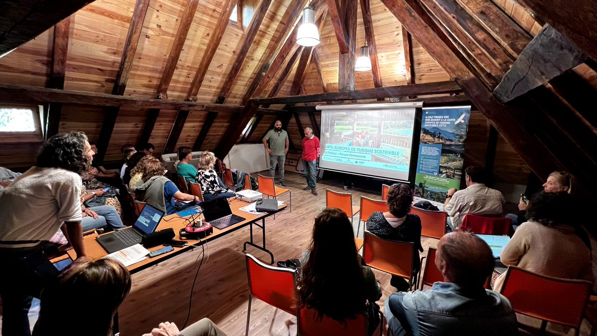 Celebrem a la <a href="/casaosbru/">Casa de l'Os Bru dels Pirineus</a> d'Isil que hem obtingut l'acreditació de la Carta Europea de Turisme Sostenible 🇪🇺 als 18 municipis de l'entorn del #PNAltPirineu! 🍷🧀 Hem fet el Fòrum de la CETS on ja s'ha acordat iniciar la Fase II per a la certificació de les empreses
#CETSAltPirineu