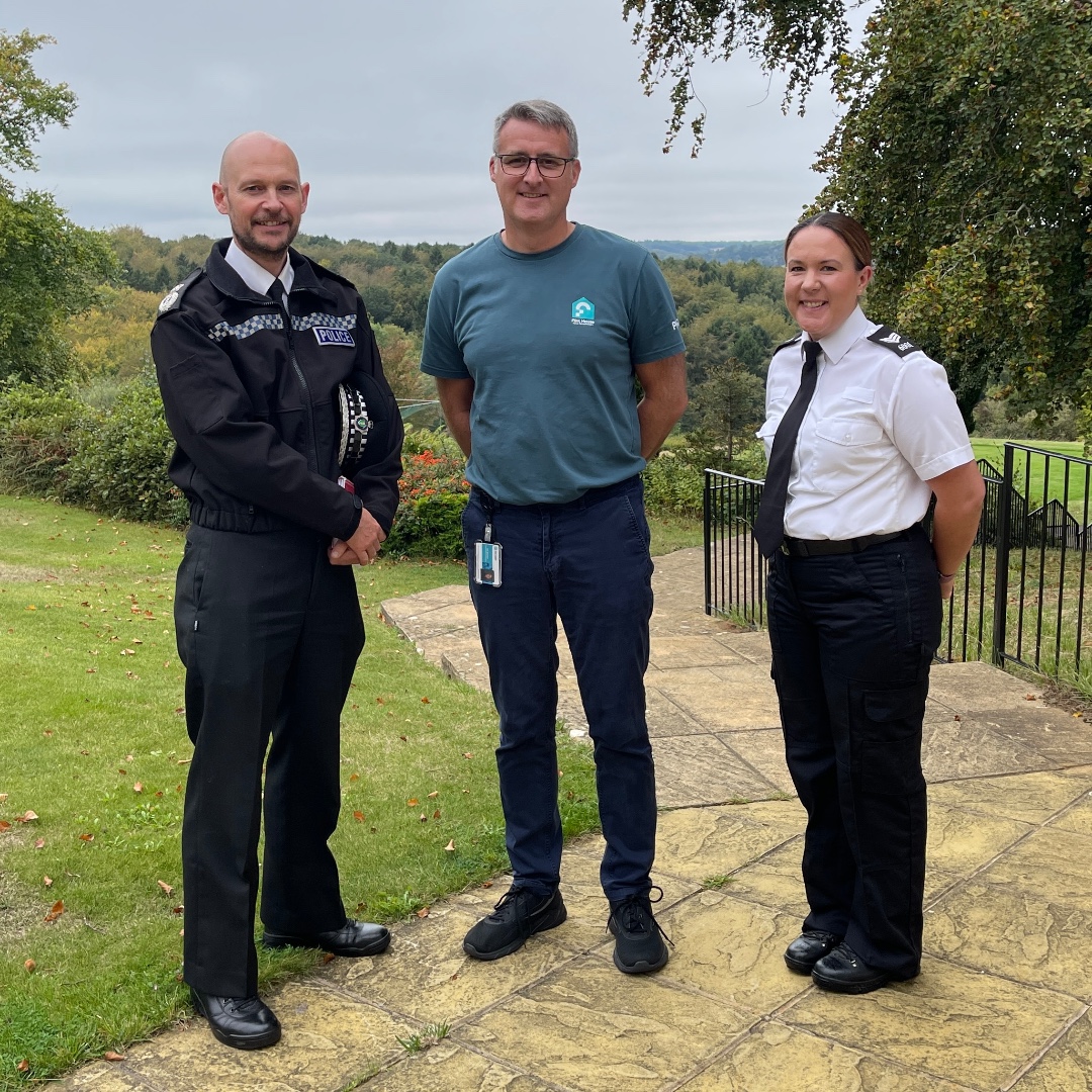 FlintHouseRehab's tweet photo. We were thrilled to host Thames Valley Police CC Jason Hogg and DS Dom Muldoon (pictured here with our Rehabilitation Manager Ian Barron) at Flint House yesterday. 
#ThamesValleyPolice #FlintHouse #PoliceVisit #OutpatientTreatment #FlexibleOffering #HelpAndHeal #Since1890 https://t.co/fvtBJTpk0U