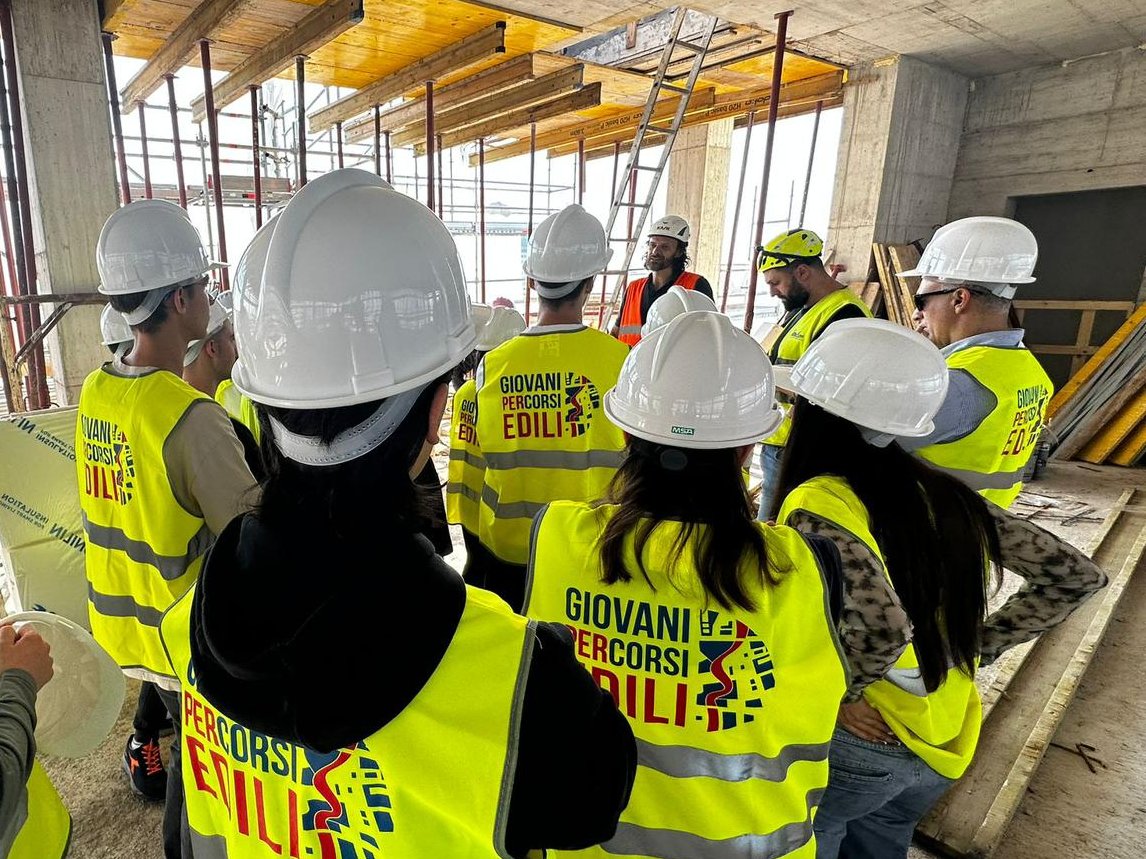 Riprendono i #GiovaniPercorsiEdili promossi da <a href="/ancegiovanimi/">ANCEgiovaniMILANO</a>, Sindacati e <a href="/Esemcpt/">ESEM-CPT</a> per avvicinare i #giovani al mondo del #cantiere
La 5E dell’Istituto Cattaneo di Milano è tornata a visitare il cantiere di Ricci SpA in Via Turati a #Milano per vedere l'avanzamento lavori!