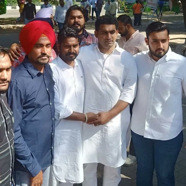 ADV_RAHUL_PUHAL's tweet photo. ਸ.ਸੁਖਪਾਲ ਖਹਿਰਾ ਜੀ ਦੇ ਹੱਕ ਵਿੱਚ ਪੰਜਾਬ ਯੂਥ ਕਾਂਗਰਸ ਦੇ ਪ੍ਰਧਾਨ ਐਡਵਕੇਟ ਮੋਹਿਤ ਮੋਹਿੰਦਰਾ ਜੀ ਦੀ ਅਗੁਵਾਈ ਚ ਸਮੁੱਚੀ ਯੂਥ ਲੀਡਰਸ਼ਿਪ ਨੇ ਚੰਡੀਗੜ੍ਹ ਵਿਖੇ ਰੋਸ ਪ੍ਰਦਰਸ਼ਨ ਵਿੱਚ ਸ਼ਾਮਿਲ ਹੋਏ ।
ਸਰਕਾਰ ਦੇ ਨੁਮਾਇੰਦਿਆਂ ਨੂੰ ਮੰਗ ਪੱਤਰ ਦਿੱਤਾ। https://t.co/3CntvbcdmA