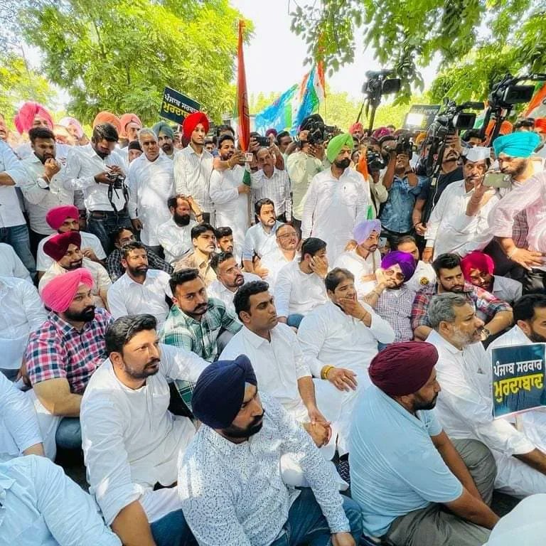 ADV_RAHUL_PUHAL's tweet photo. ਸ.ਸੁਖਪਾਲ ਖਹਿਰਾ ਜੀ ਦੇ ਹੱਕ ਵਿੱਚ ਪੰਜਾਬ ਯੂਥ ਕਾਂਗਰਸ ਦੇ ਪ੍ਰਧਾਨ ਐਡਵਕੇਟ ਮੋਹਿਤ ਮੋਹਿੰਦਰਾ ਜੀ ਦੀ ਅਗੁਵਾਈ ਚ ਸਮੁੱਚੀ ਯੂਥ ਲੀਡਰਸ਼ਿਪ ਨੇ ਚੰਡੀਗੜ੍ਹ ਵਿਖੇ ਰੋਸ ਪ੍ਰਦਰਸ਼ਨ ਵਿੱਚ ਸ਼ਾਮਿਲ ਹੋਏ ।
ਸਰਕਾਰ ਦੇ ਨੁਮਾਇੰਦਿਆਂ ਨੂੰ ਮੰਗ ਪੱਤਰ ਦਿੱਤਾ। https://t.co/3CntvbcdmA