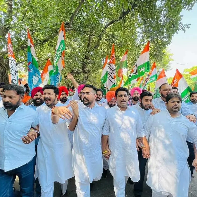 ADV_RAHUL_PUHAL's tweet photo. ਸ.ਸੁਖਪਾਲ ਖਹਿਰਾ ਜੀ ਦੇ ਹੱਕ ਵਿੱਚ ਪੰਜਾਬ ਯੂਥ ਕਾਂਗਰਸ ਦੇ ਪ੍ਰਧਾਨ ਐਡਵਕੇਟ ਮੋਹਿਤ ਮੋਹਿੰਦਰਾ ਜੀ ਦੀ ਅਗੁਵਾਈ ਚ ਸਮੁੱਚੀ ਯੂਥ ਲੀਡਰਸ਼ਿਪ ਨੇ ਚੰਡੀਗੜ੍ਹ ਵਿਖੇ ਰੋਸ ਪ੍ਰਦਰਸ਼ਨ ਵਿੱਚ ਸ਼ਾਮਿਲ ਹੋਏ ।
ਸਰਕਾਰ ਦੇ ਨੁਮਾਇੰਦਿਆਂ ਨੂੰ ਮੰਗ ਪੱਤਰ ਦਿੱਤਾ। https://t.co/3CntvbcdmA