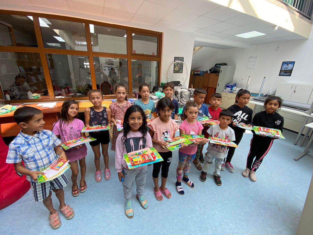 Të nderuar donatorë privat, MARA Foundation dhe ADA,
Ju jemi shumë mirënjohës dhe ju falenderojmë nga zemra secilin prej jush që keni kontribuar në që fëmijët të pajisen me canta dhe materiale shkollore.