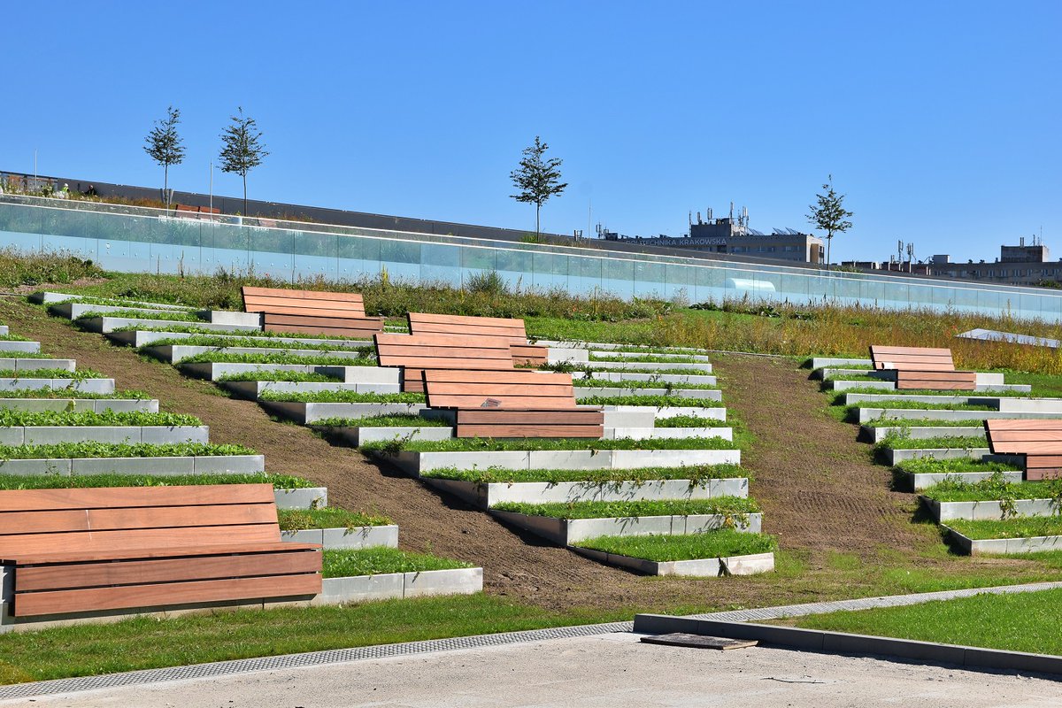 🍂 Na październik zaplanowane są prace pielęgnacyjne w ogrodzie na dachu. Jeszcze przez kilkanaście dni będzie widać wysokie rośliny i kwiaty.