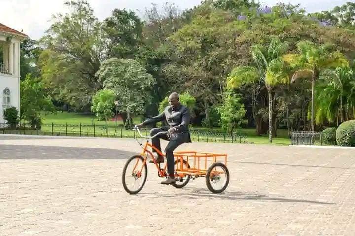 RaphaelThuku's tweet image. The more things change the more they remain the same.
Peddling the Kenya economy 

#Ripclinton 
#uhuru