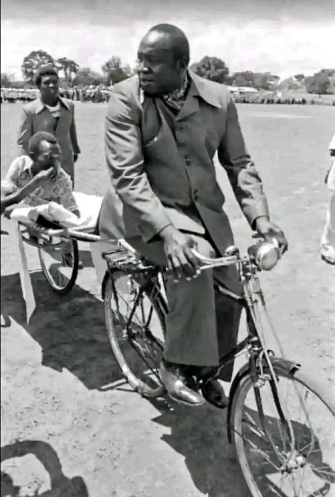 RaphaelThuku's tweet image. The more things change the more they remain the same.
Peddling the Kenya economy 

#Ripclinton 
#uhuru