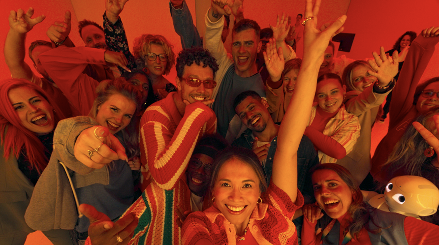 FONK Magazine (@fonkmag) on Twitter photo VodafoneZiggo lanceert remake 90’s klassieker als wervingscampagne: Hoe zorg je ervoor dat je boodschap blijft hangen als een oorwurm?
<a href="/VodafoneZiggo/">VodafoneZiggo</a>
fonkmagazine.nl/artikelen/camp… VodafoneZiggo lanceert remake 90’s klassieker als wervingscampagne: Hoe zorg je ervoor dat je boodschap blijft hangen als een oorwurm?
<a href="/VodafoneZiggo/">VodafoneZiggo</a>
fonkmagazine.nl/artikelen/camp…