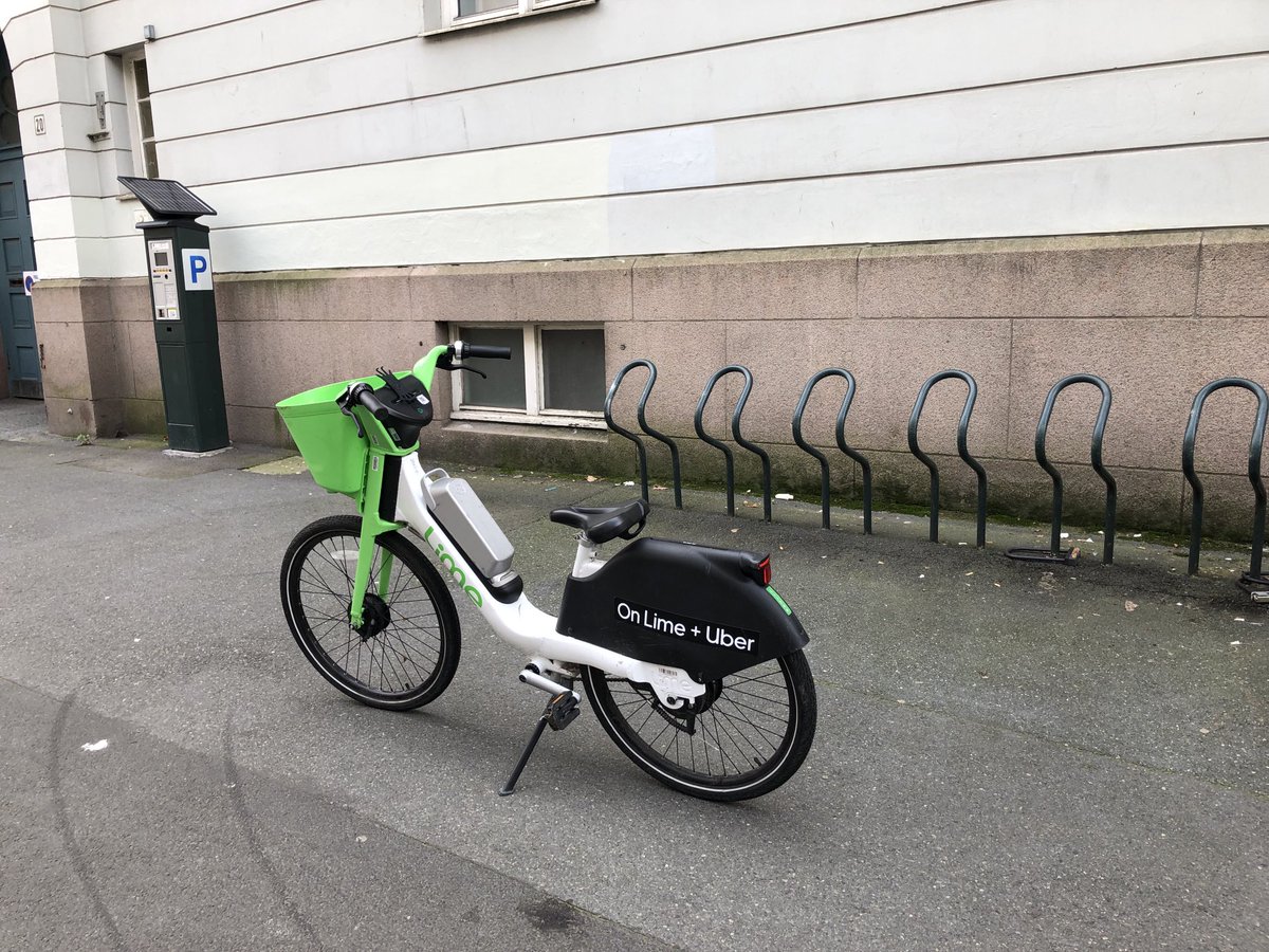 Selv om sykkelstativet er mindre enn 2 meter unna, valgte syklisten fra ⁦<a href="/limebike/">Lime</a>⁩ å parkere den tunge elsykkelen midt på fortauet i Sporveisgata slik at den var en farlig snublefelle for svaksynte og blinde tidligere i dag.