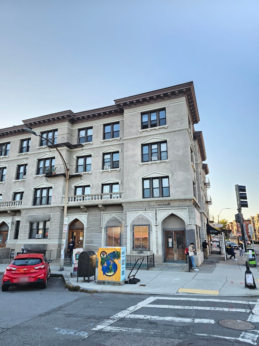 OnlyInBOS's tweet photo. The Boston Licensing Board has approved for a Taco Bell Cantina to open at 1222 Commonwealth Avenue in Allston, the former location of the Great Scott music venue.

This Taco Bell will be allowed to serve alcohol and stay open until 3AM every night. https://t.co/ejpJpWWmAs
