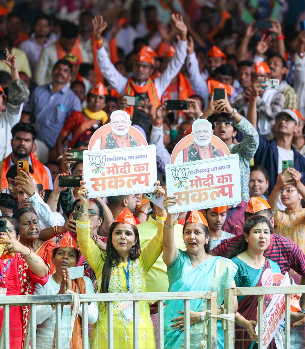 narendramodi's tweet photo. Exceptional affection in Jagdalpur! https://t.co/mSuD7nr3uw