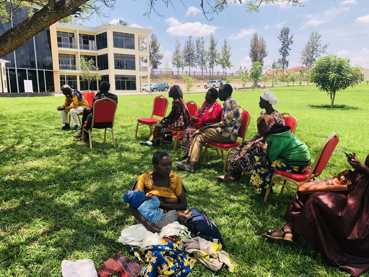 '📚 Today, UNILAK Law Students' Society ,together with Nyanza district leaders, extended a helping hand to our community, offering legal aid to resolve land issues. Together, we're making justice accessible to all! 👨‍⚖️🤝 #LegalAid #CommunityJustice 
@Erasmen @NyanzaDistrict