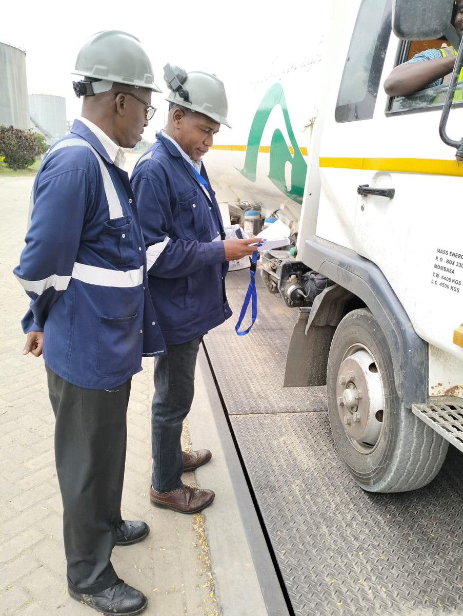 kenyapipeline's tweet photo. Kenya Petroleum Refineries Limited team led by the Operations Manager, Mr. Karisa kicked off the #CSW2023 serving a customer through the whole loading process in celebration of #CustomerServiceWeek #CustomerExperience https://t.co/chkSdYMRxM