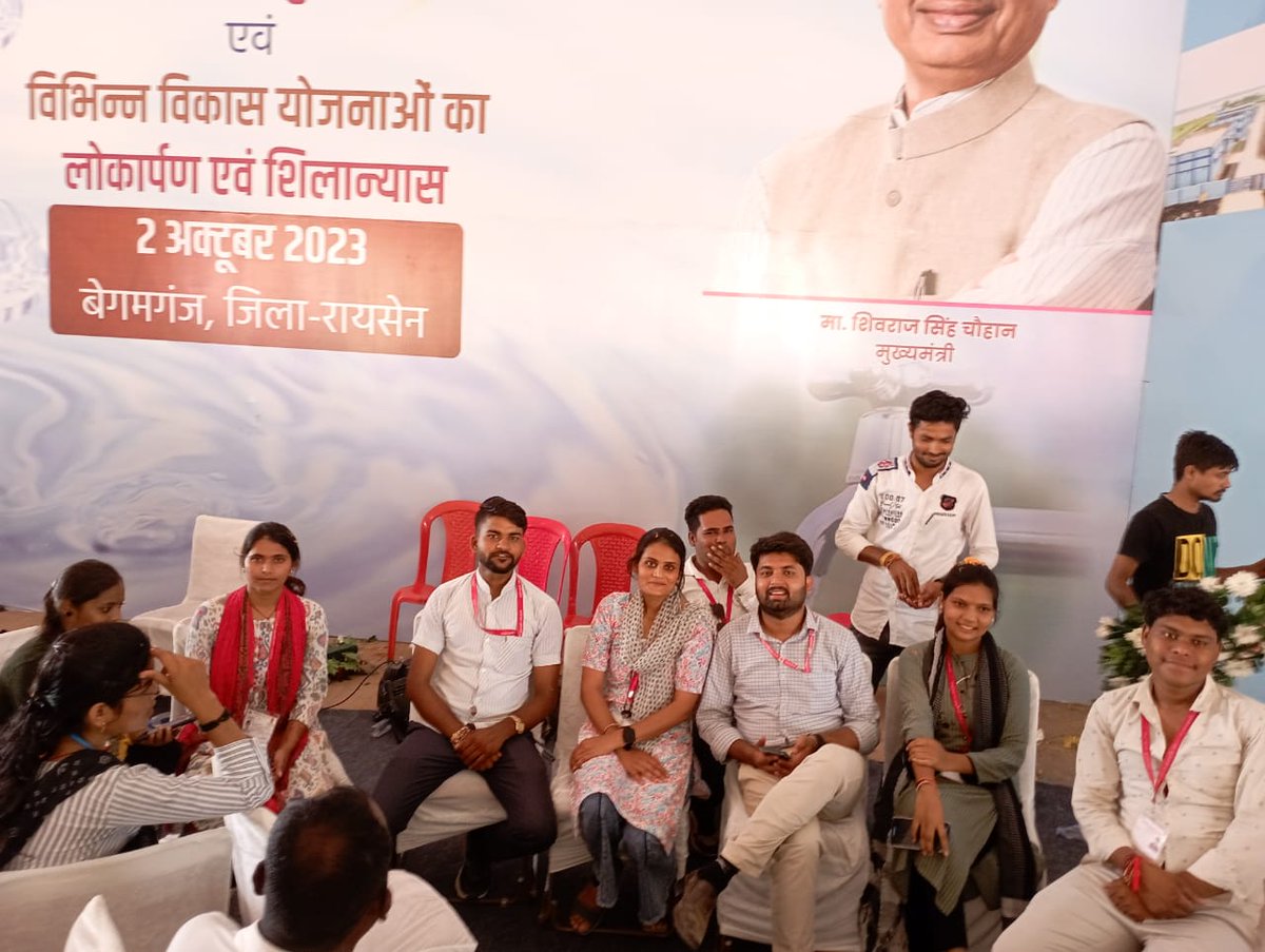 UpasnaLodhi's tweet photo. @CMYIP_RAISEN @ChouhanShivraj @CMMadhyaPradesh @CMYIP_ @Connect_Lokesh @Iamanshulsaxena @Sachin_Chat @Shubham_tamot @MPYuvaPortal @ashutoshhindi @YTFbhopal Janseva Mitra's 🤟
#cmyip 
#cmyipmp 
@MP_MyGov 
@Youth2047 @ChouhanShivraj https://t.co/E96qNxlIKr