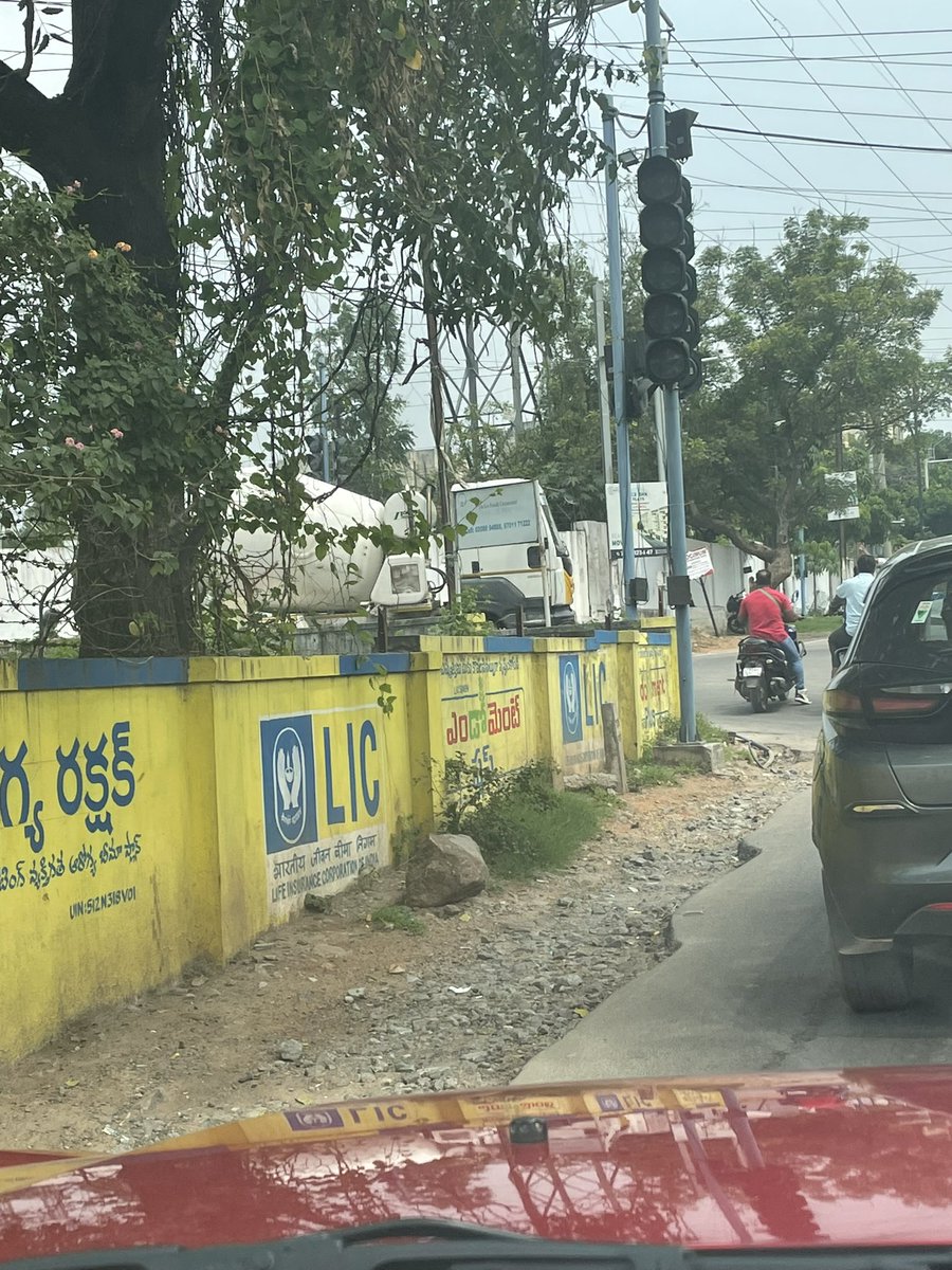 tcsr1975's tweet photo. @SECBAD_CANTT sir, please fix this left side of the road it was dug up for some cables and left. With such a narrow lane, it’s a nightmare for those using this road and leading to accidents. Road: Bowenpally market to Trimulghery X roads. @HYDTraffic https://t.co/BtdYzDdtkY
