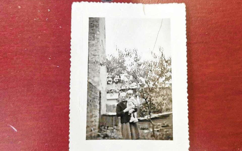 À qui appartient cette photo prise il y a 72 ans et perdue dans une rue de Lorient ? letelegramme.fr/morbihan/lorie… via <a href="/LeTelegramme/">Le Télégramme</a>