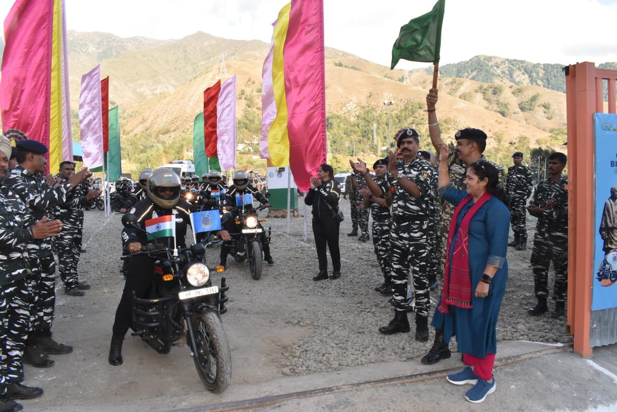 All Women Motorcycle expedition-2023 of @crpfindia was accorded impressive and enthusiastic reception at Banihal by 166 Bn CRPF @jammusector . School children, teachers, local public a/w senior officers of Administration and Forces welcomed the Bike team. @JKZONECRPF @crpfindia