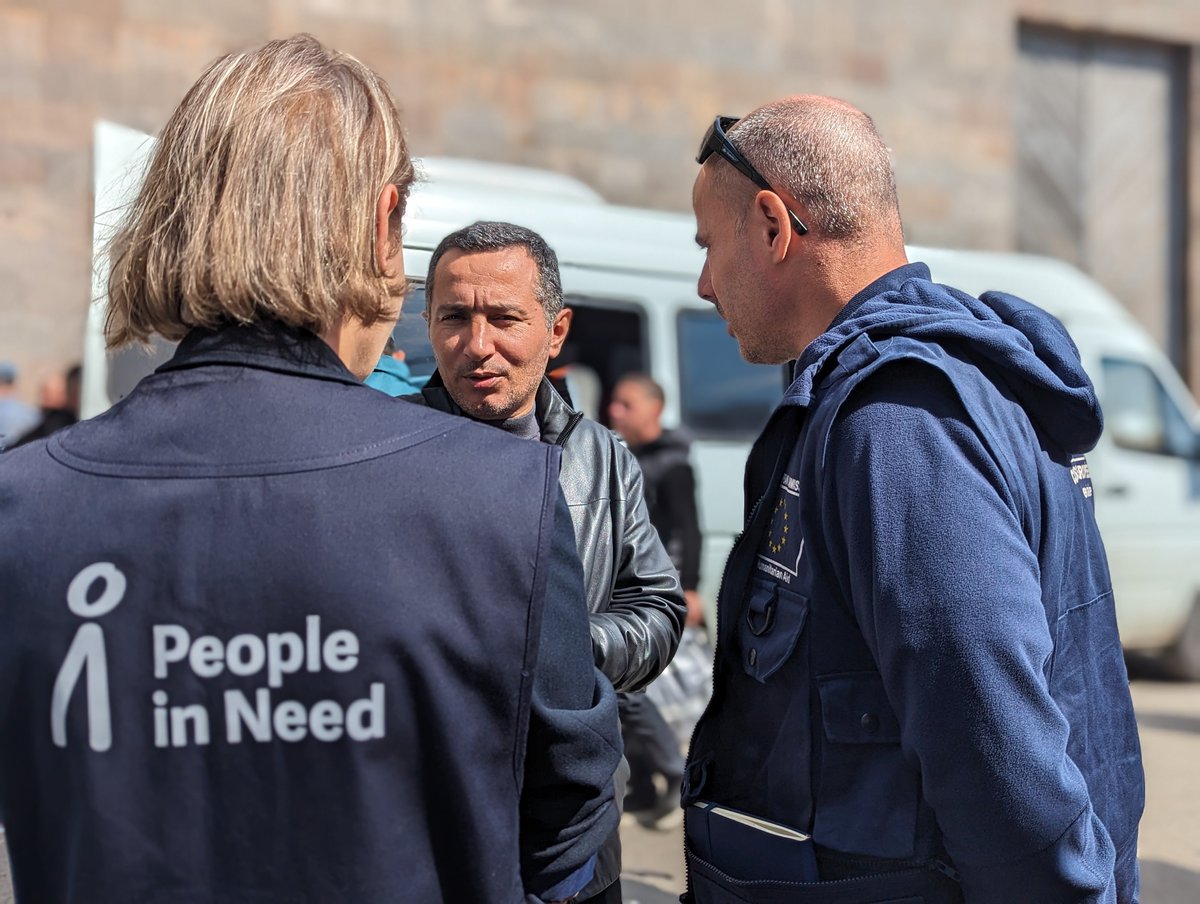 PIN_Armenia's tweet photo. Գործընկերների հետ ամենօրյա կտրվածքով ուսումնասիրում ենք տեղահանվածների կարիքները և ներառում ֆինանսական միջոցներ՝ սերտ համագործակցելով պետական կառավարման կառույցների և ՔՀԿ-ների հետ` աջակցության ծրագրերն առավել արդյունավետ և հասցեական դարձնելու նպատակով #SOSArmenia #NagornoKarabakh https://t.co/BosZHWCzuV