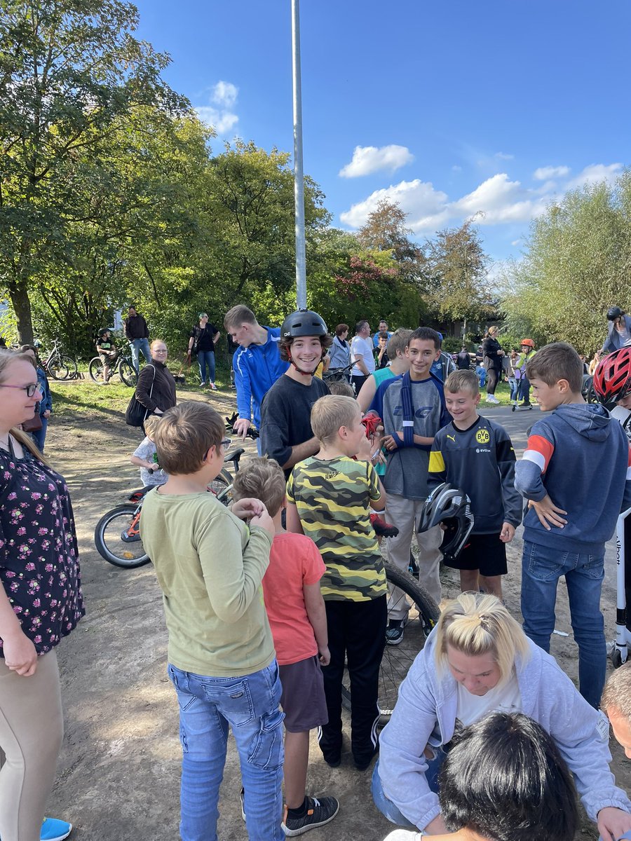 LuebkeJessi's tweet image. Eröffnung Pumptrack mit Bike Profi Marlon Katzke #pumptrack #pumptracks #eröffnungsfeier #bmx #backflip #Flip #mtb #westerkappeln #kids #Freestyle #sport #shapen #webuildyouride #planen #bauen #eröffnen #bestesteam #pumptrackbuilding #asphalt #asphaltpumptrack