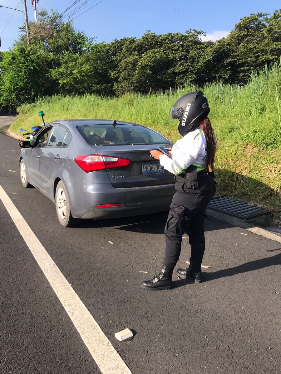 VMTElSalvador's tweet photo. Sancionamos a persona irresponsable que conducía manipulando su celular. https://t.co/9S6fonasAa