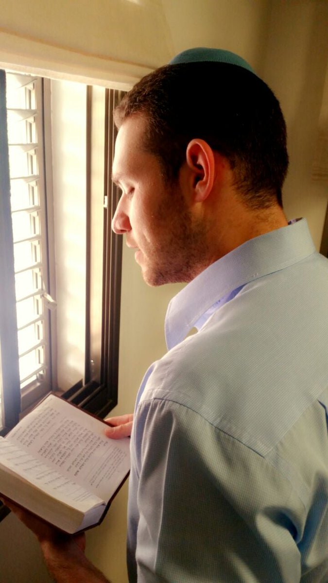 אהלן טוויטרלנד.
אני יהודי, שמרן ומתובל בפלורליזם.
ואני מתנגד לכל יריקה או ביזוי דת אחרת.
לירוק ליד כמרים זה לא מנהג יהודי עתיק
זה ביזוי אמונה של אדם אחר. נקודה סוף.