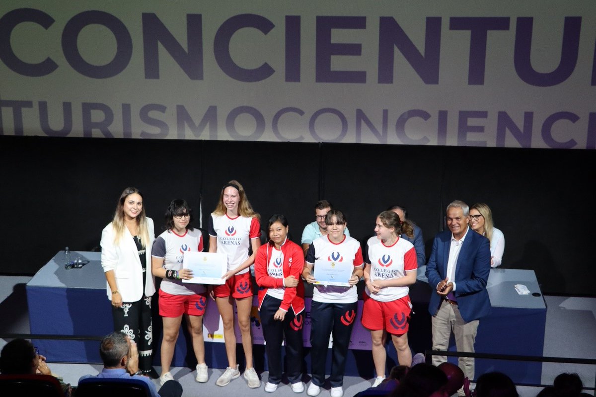 EmoturLab's tweet photo. Emocionante jornada en el evento final del proyecto #CONCIENTUR turismo con-ciencia en el Museo Elder. ¡Agrader a nuestros colaboradores FECYT @BinterCanarias @Lopesan, @MyndHotels, Mercado del Puerto y @MuseoElder, por hacerlo posible! Felicitaciones a los colegios ganadores 🌟 https://t.co/6gn4NQXsp4