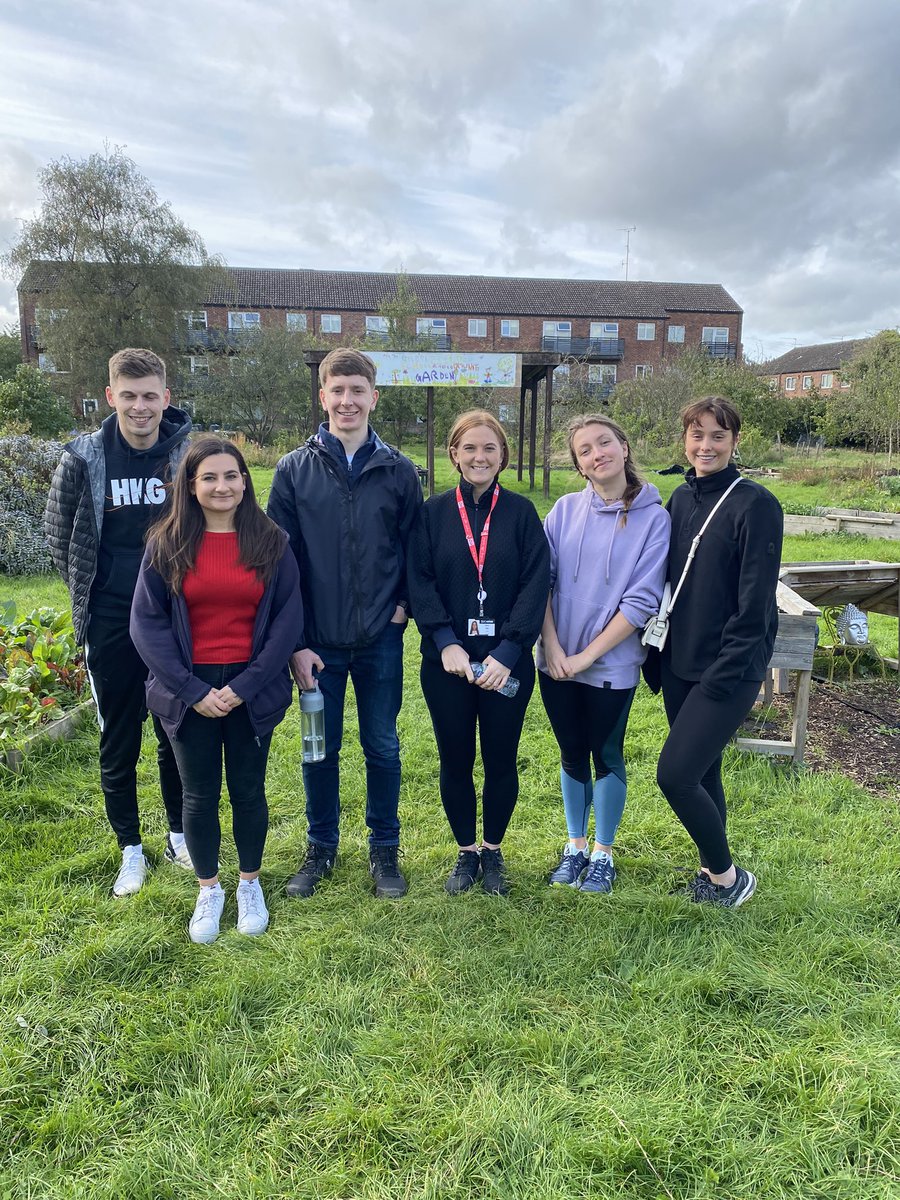 <a href="/NestleUKI/">Nestlé UK & Ireland</a> volunteers ready to do some fruit picking <a href="/YorkGreenfields/">Greenfields Garden</a> #MakeADifference #CommunityGarden - Holly 🌿