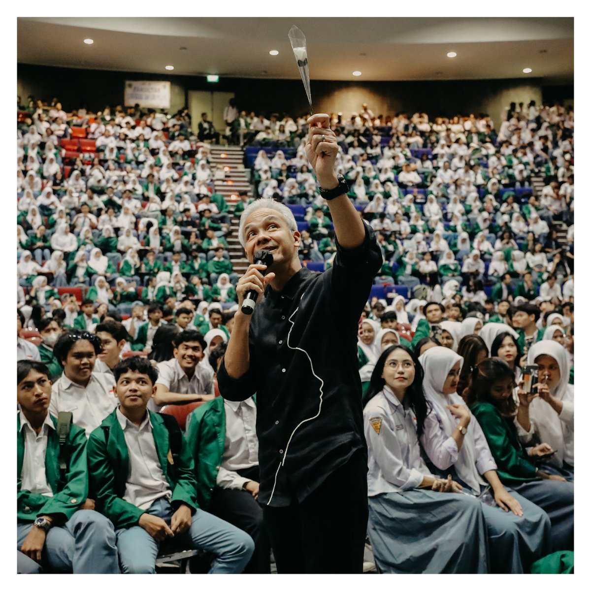 Ganjar Pranowo (@ganjarpranowo) on Twitter photo Terimakasih temen-temen civitas akademika <a href="/univ_pasundan/">Universitas Pasundan</a>, khususnya para mahasiswa baru. Kalian luar biasa. Semoga semangat yang hari ini saya lihat akan terus bergelora sampai kalian wisuda. Tetap semangat belajar dan seperti yang kita obrolin tadi. Harus bisa mengelola tekanan Terimakasih temen-temen civitas akademika <a href="/univ_pasundan/">Universitas Pasundan</a>, khususnya para mahasiswa baru. Kalian luar biasa. Semoga semangat yang hari ini saya lihat akan terus bergelora sampai kalian wisuda. Tetap semangat belajar dan seperti yang kita obrolin tadi. Harus bisa mengelola tekanan