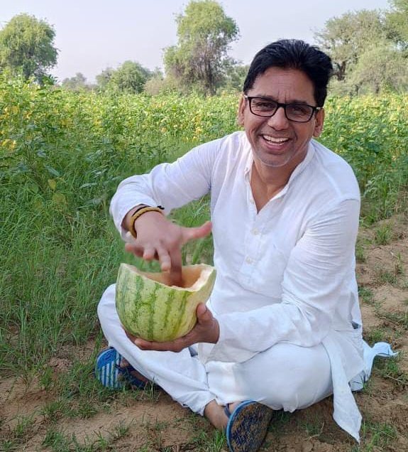 ना नेताओ वाला लाव लश्कर न नेताओ वाला अहंकार ये है महरौली से विधायक <a href="/MLA_NareshYadav/">Naresh Yadav Ex MLA</a> जी 
 राजस्थान में प्रचार के दौरान यह एक तस्वीर जो बयां कर रही है <a href="/AamAadmiParty/">AAP</a>  के नेता MLA बने या मंत्री सादगी और जमीन जुड़ाव उनमें हमेशा रहता है।
<a href="/ArvindKejriwal/">Arvind Kejriwal</a>