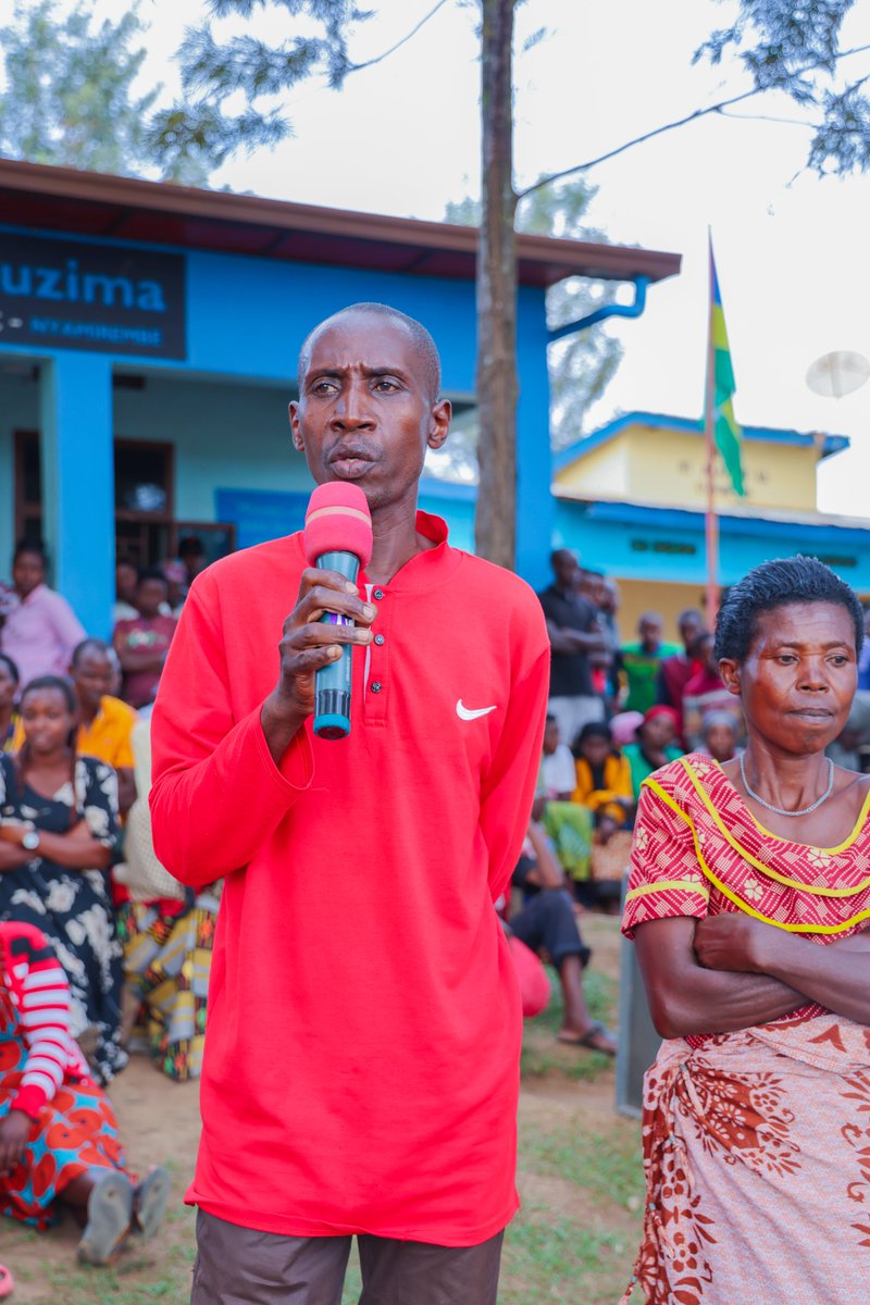 Imvaho_Nshya's tweet photo. Urwego rw'Ubugenzacyaha @RIB_Rw rwegereye abaturage mu Karere ka @NyagatareDistr muri @RwandaEast hagamijwe kwigisha abaturage uko bagana #IsangeOneStopCenter kugira ngo barusheho kumenya uko barwanya ihohoterwa rishingiye ku gitsina.
Photo: RIB https://t.co/74Sc1ZshOC