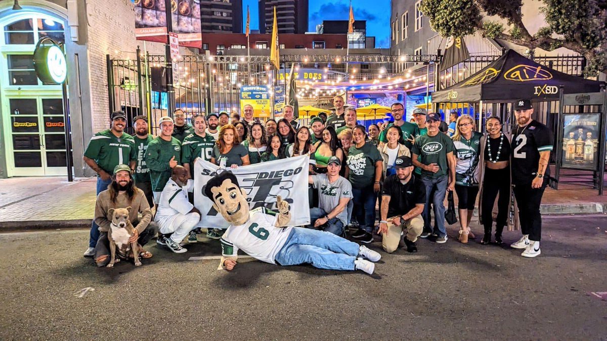 Not bad of a turn out for SNF @Jets @woodyjohnson4 @garyvee 
#Jets #TakeFlight  #WeTheFans