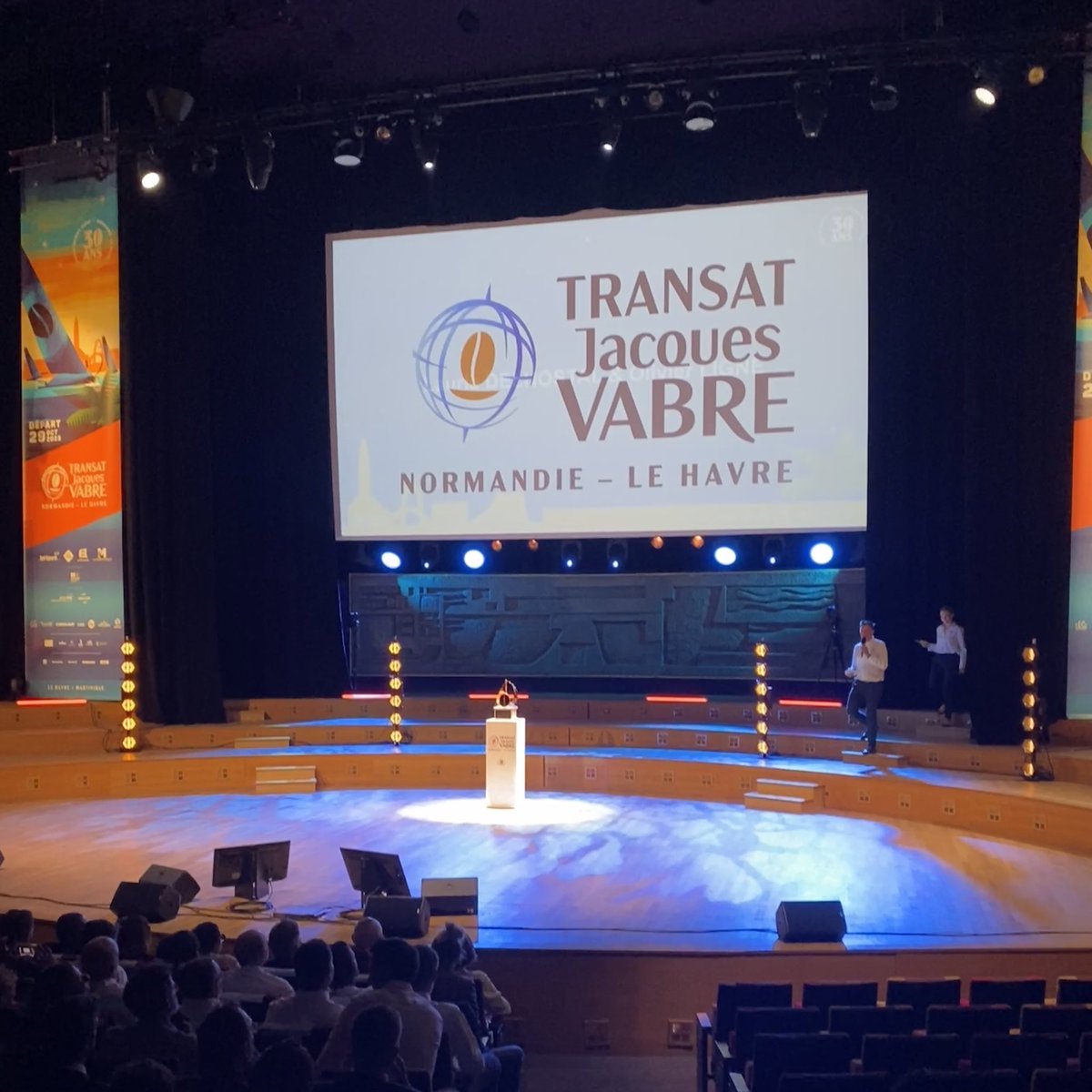 C’est parti pour la présentation officielle des skippers de la #TransatJacquesVabre 2023 ! 🎙️ #Routeducafé