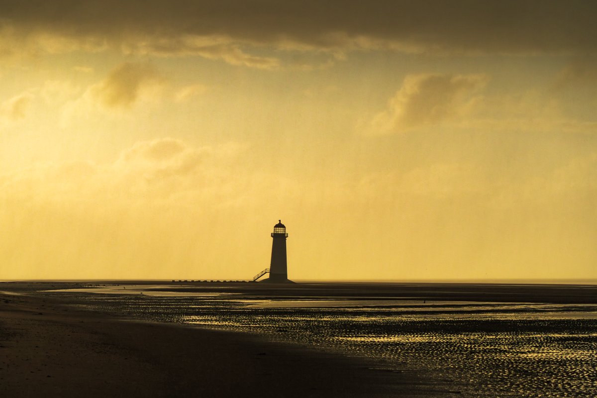 Dannykenealy's tweet image. Some low evening light at the point of ayr. 

#goldenlight #picoftheday #lighthouse

@VanguardPhotoUK